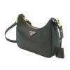 圖片 Prada Re-Edition Saffiano 金三角logo防刮皮革鍊帶hobo肩背包(1BC204-黑)
