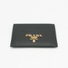 圖片 Prada Saffiano 金浮雕logo防刮皮革六卡卡夾(1MC025-黑)