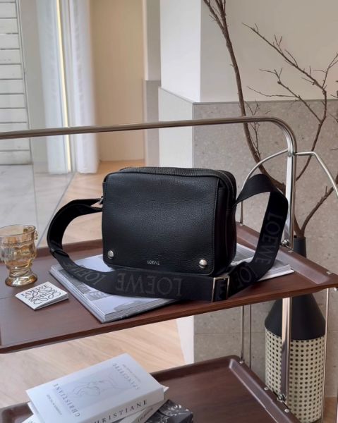 圖片 【LOEWE】柔韌粒面小牛皮 PEBBLE 中號郵差包 黑色