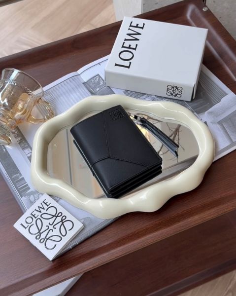 圖片 【LOEWE】經典小牛皮PUZZLE對開短夾 黑色