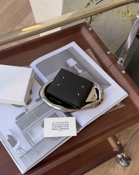 圖片 【MAISON MARGIELA】牛皮粒面內八卡雙折短夾 黑色