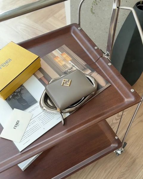 圖片 【FENDI】DIAMONDS 中號拉鍊對開短夾 鴿灰色