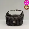 圖片 Miu Miu 5BP100 Matelassé 納帕軟皮皺摺化妝飯盒包 可延長肩帶/黑色