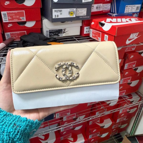 圖片 【Luxury】現貨最後一個特價 CHANEL 香奈兒 精品代購 稀有款 奶茶色19系列 中夾 全新全配