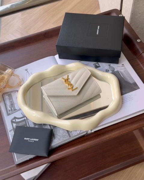 圖片 【YSL】MONOGRAM 粒面壓紋皮革卡包 復古白