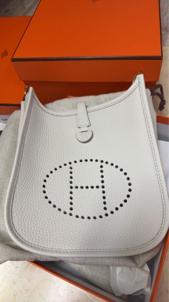 圖片 【Luxury】全新 HERMÈS 愛馬仕 Mini EVELYNE 16 AMAZONE TAURILLON CLEMENCE / SANGLE WOOLY SHORT M4 奶灰色 Gris Pale Clemence小牛皮 銀扣 W刻 2024年