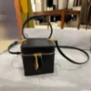 圖片 Alaia Cube Vanity 小牛皮迷你盒子包 黑色