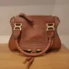 圖片 Chloe 粒面小牛皮中款雙提把 Marcie包 焦糖色