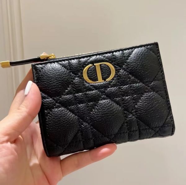 圖片 《在台現貨最低特價  最新》Dior Dior Caro Dahlia 短夾- 黑色柔軟 Cannage 籐格紋小牛皮