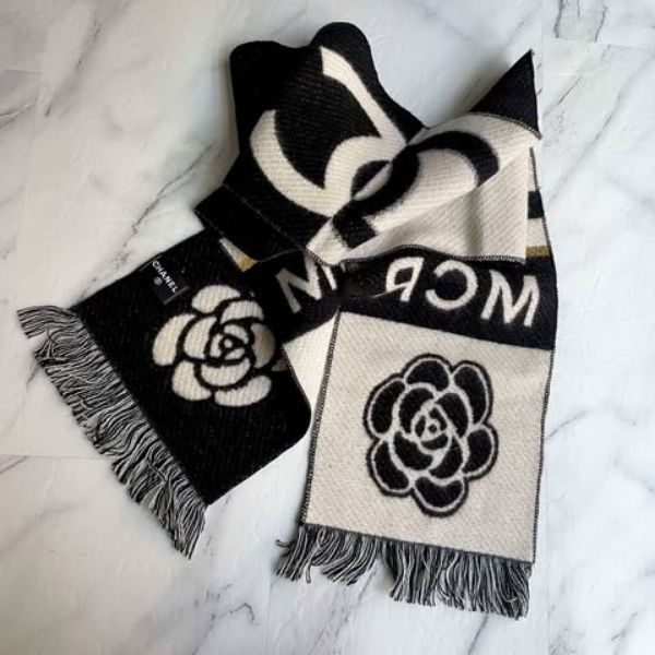 圖片 Chanel 24A 曼城高級手工坊系列之旅 Vic 看秀禮山茶花流蘇圍巾