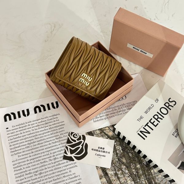 圖片 MIUMIU Matelassé 三折焦糖色短夾