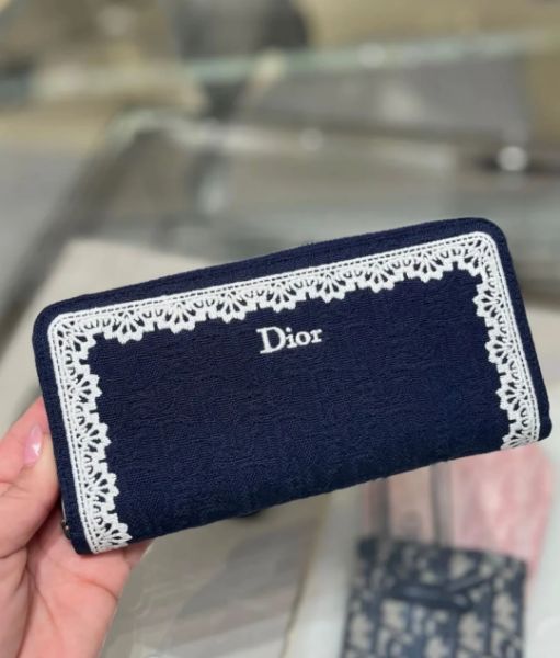 圖片 《在台現貨最低特價  最新》Dior  Oblique Voyageur 薄款錢包 藍色 Dior Oblique 緹花和白色蕾絲