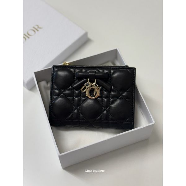 圖片 Dior 經典小羊皮 蝴蝶結 搭配 金屬吊飾 限量 黑色 短夾 錢包