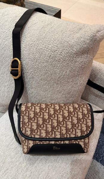 圖片 《在台現貨最低特價  最新》Dior Jett 迷你翻蓋郵差包 棕色 Dior Oblique 緹花