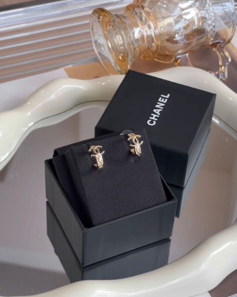 圖片 【CHANEL】菱格紋小LOGO耳環 金色