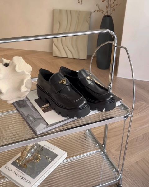 圖片 【PRADA】亮面皮革樂福鞋 黑色 三角形金色