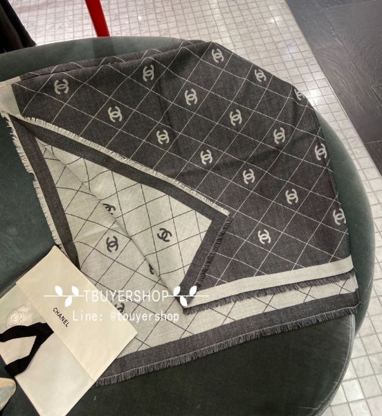 圖片 Chanel 26p 爆款🔥灰色滿版logo雙面圍巾披肩