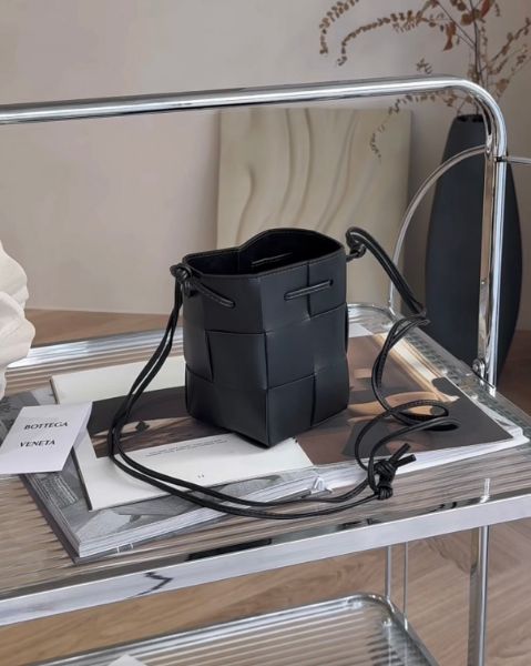 圖片 【BV】6格羊皮霧面水桶包 黑色