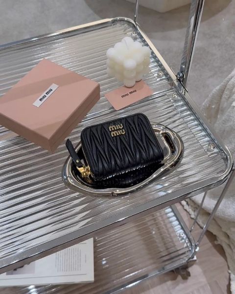 圖片 【MIUMIU】MATELASSÉ 納帕ㄇ字拉鍊零錢包 黑色