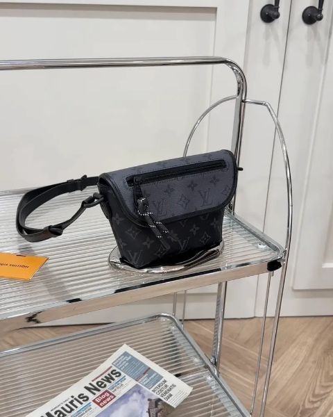 圖片 【LV】PULSE 迷你郵差包 黑老花 M12806