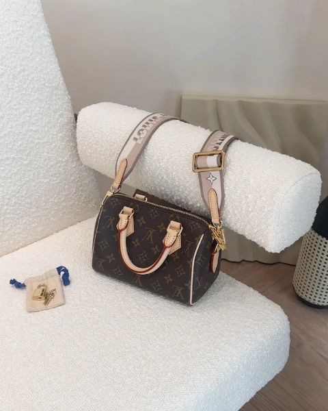 圖片 【LV】SPEEDY BANDOULIÈRE 20 奶茶背袋 M46222