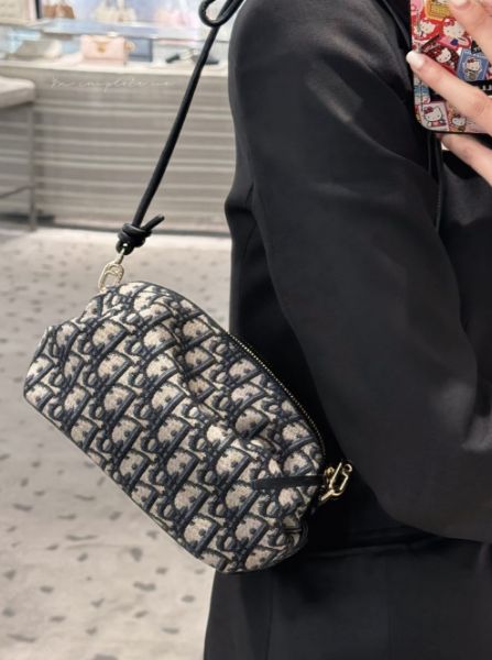 圖片 《在台現貨快速到貨 》Dior 藍色 Dior Oblique 緹花多用途肩背包 手拿包