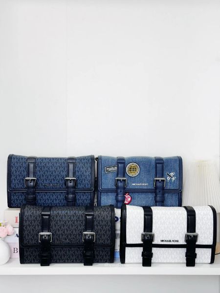 圖片 MK 徽章郵差包 斜背包