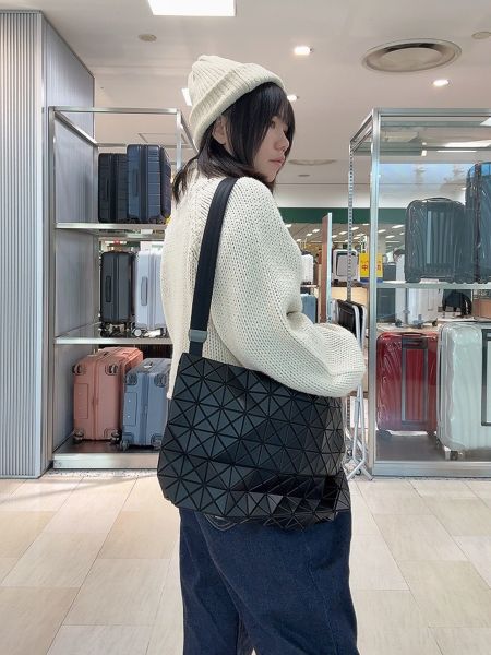 圖片 【現貨】三宅一生 BAO BAO 男款掀蓋郵差包 霧黑