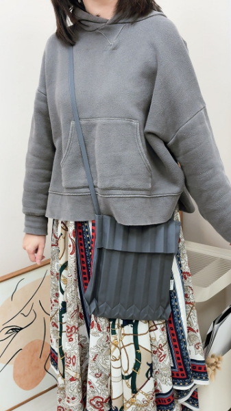 圖片 【現貨】me ISSEY MIYAKE 樹幹褶皺斜背包 炭灰色