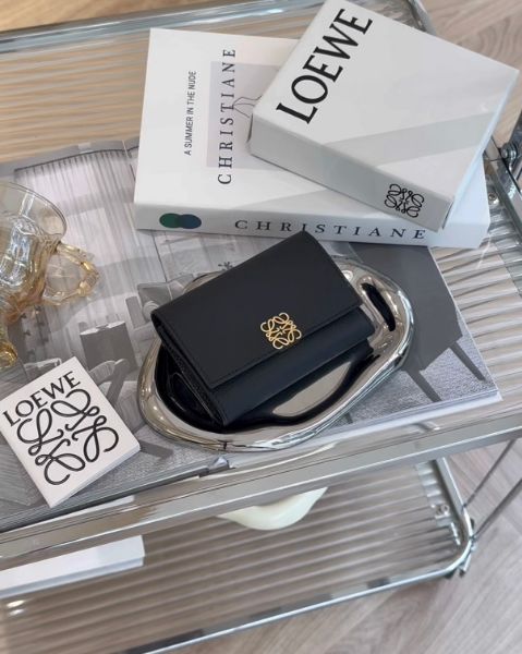 圖片 【LOEWE】鵝卵石紋小牛皮三折短夾 黑金