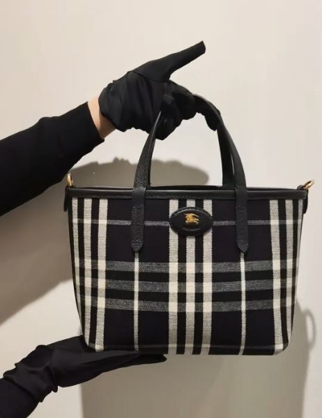 圖片 《我最便宜!全新正品》Burberry 雙面布魯姆斯伯里托特肩背包 黑色