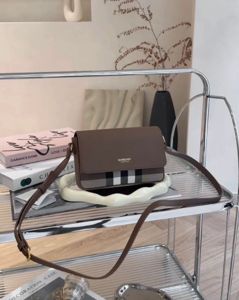 圖片 【BURBERRY】經典格紋牛皮小郵差包 咖色