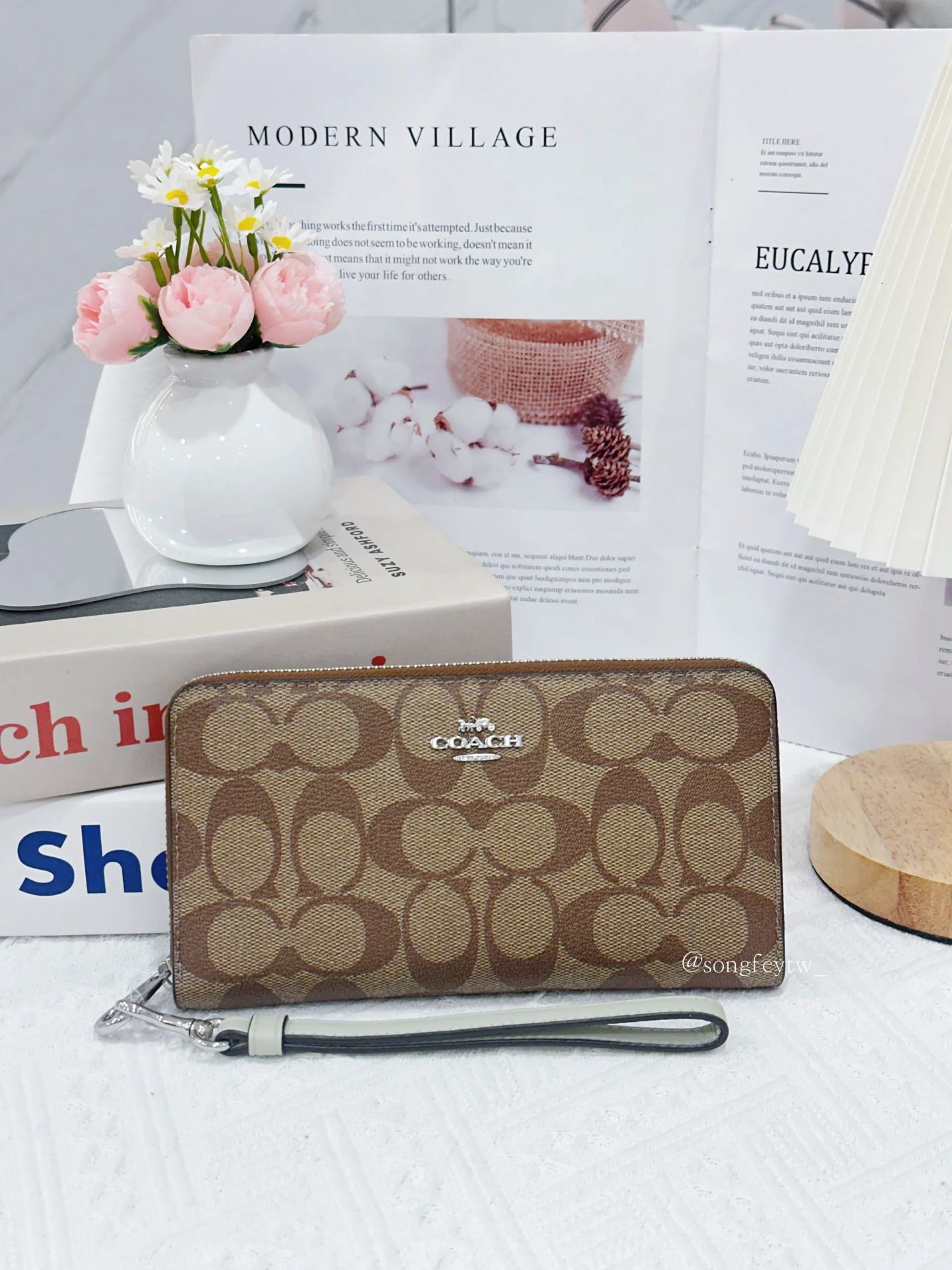 淺咖滿版+綠手掛帶