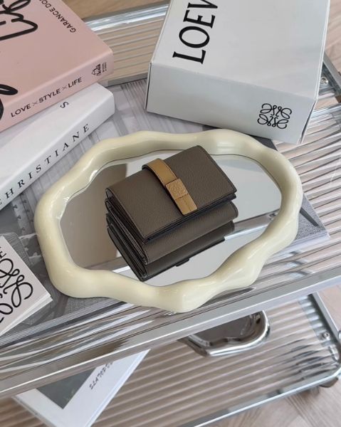 圖片 【LOEWE】柔軟粒面小牛皮三折短夾 灰褐色/金色