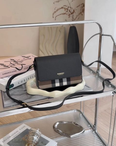 圖片 【BURBERRY】經典格紋皮革小郵差包 黑色