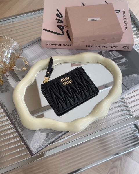 圖片 【MIUMIU】MATELASSÉ 一字拉鍊卡包 黑色