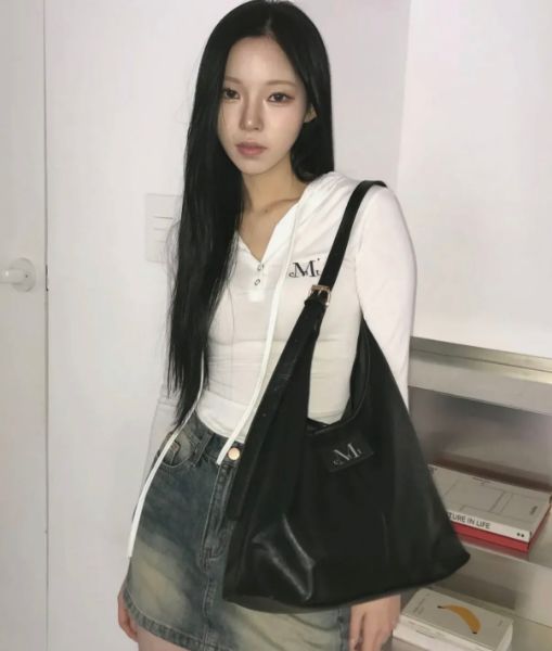 圖片 韓國🇰🇷連線 MUCENT 小Logo皮革月牙包 大容量 單肩包 側背包 肩背包 黑色 簡約風 /預購