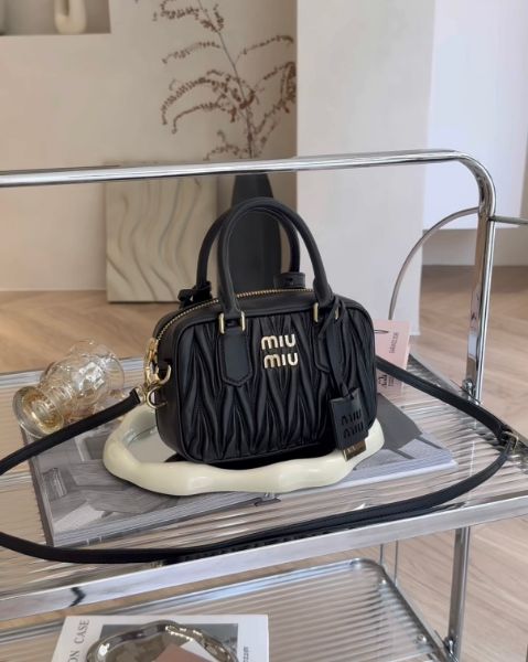 圖片 【MIUMIU】 納帕皮革保齡球包 黑色