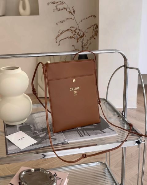 圖片 【CELINE】26SS新款SHARP光滑羊皮革手機包 焦糖色