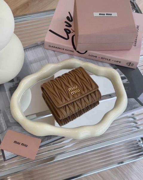 圖片 【MIUMIU】MATELASSE 納帕三折短夾 咖色