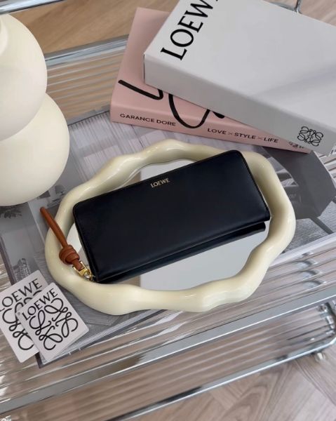 圖片 【LOEWE】亮面納帕小牛皮繩結長夾 黑色