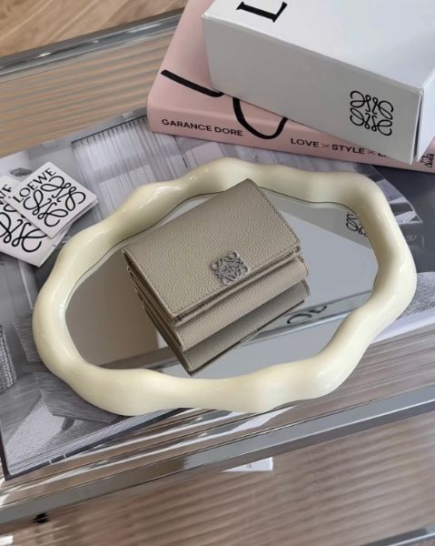 圖片 【LOEWE】卵石紋小牛皮按扣三折短夾 黏土色