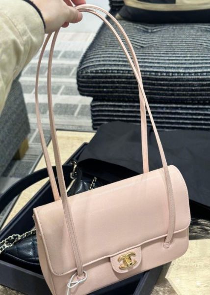 圖片 CHANEL 香奈兒人氣包「Preppy Coco」揹了這款就回不去～ 大號 22 cm 珍珠粉 