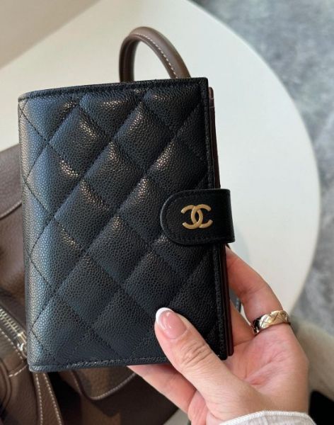 圖片 CHANEL AP3791 黑色荔枝皮 金扣護照萬用套短夾前扣護照夾 黑金