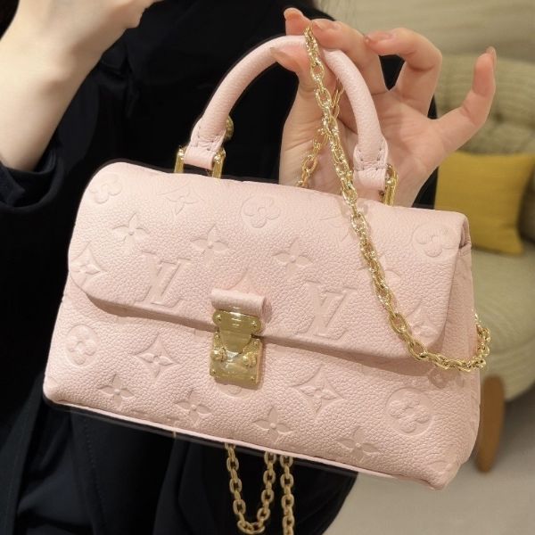 圖片 《在台現貨最低特價  最新》Louis Vuitton LV Nano Madeleine 粉色鏈帶包