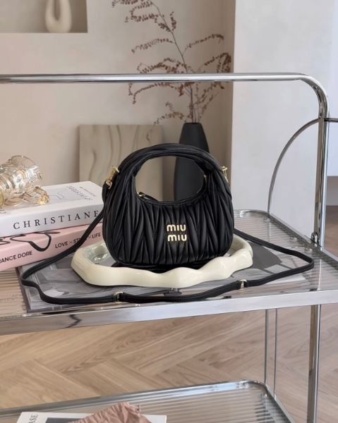 圖片 【MIUMIU】MATELASSE 納帕迷你腋下包 黑色