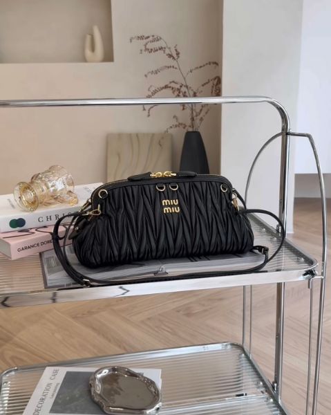 圖片 【MIUMIU】MATELASSE 納帕皮革貝殼包 黑色