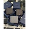 圖片 Dior 經典 黑色、灰色壓紋滿版設計零錢袋內裏 男生 男款 皮革 真皮 材質 皮件 短夾