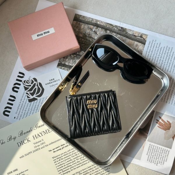 圖片 MIUMIU Matelassé 兩折雙拉鏈黑色短夾