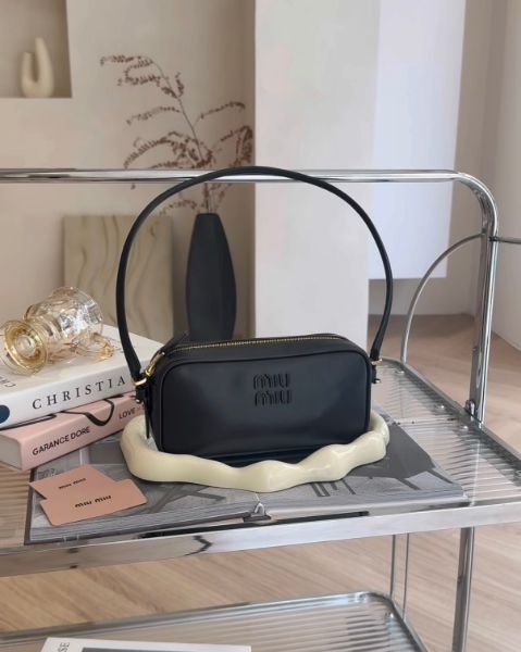 圖片 【MIUMIU】皮革腋下包 黑色